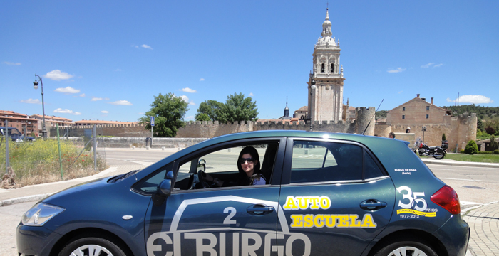 Vista lateral toyota Auris, al fondo Catedral del Burgo de Osma - Ciudad de Osma