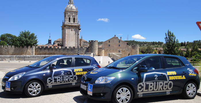 Nuestros coches de prácticas, al fondo puente de la Catedral