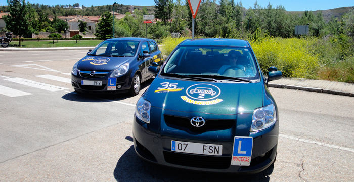 Vista frontal; Toyota Auris y Opel corsa